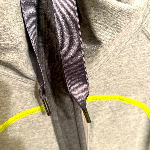 Lululemon jacket, with snap buttons - Picture 6 of 9